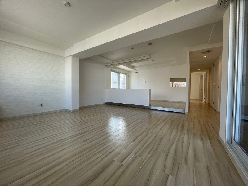 居室・リビング　広くてキレイなお部屋が広がっていて、充実した生活が送れそう。