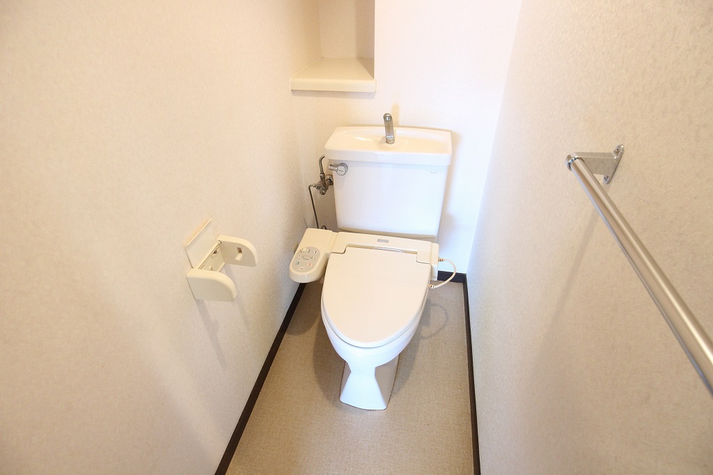トイレ　ウォシュレット付きのトイレ。