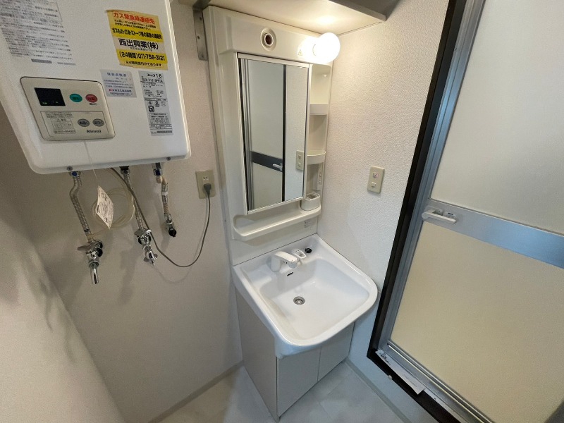 洗面設備　シャンプードレッサー。身支度はここでばっちりですね。