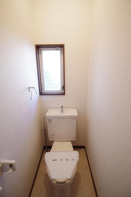 トイレ　★窓付きトイレで換気も楽です★