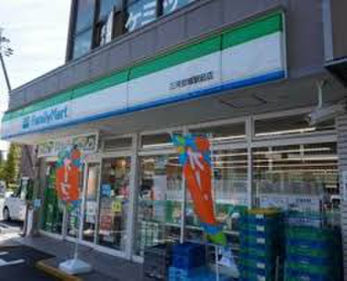 コンビニ　ファミリーマート三河安城駅前店（コンビニ）まで113m