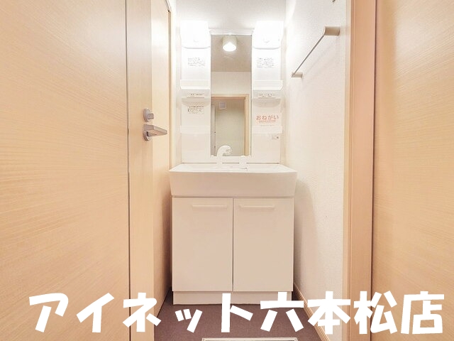洗面設備　朝の支度はこちらでどうぞ。