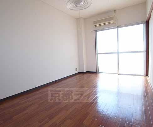 居室・リビング　広々とした部屋です。