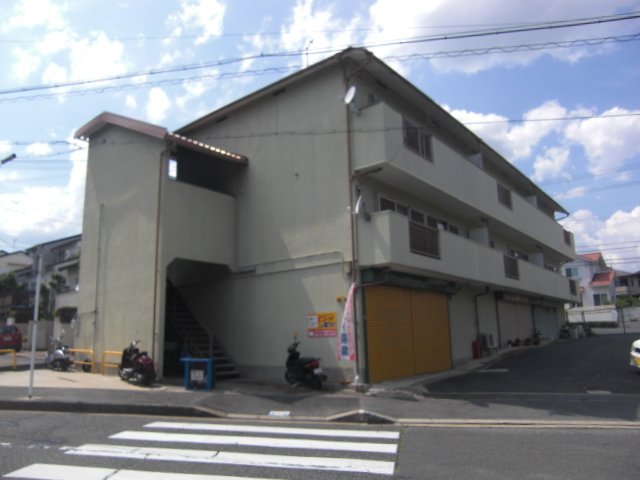 奈良市六条緑町のマンションの建物外観