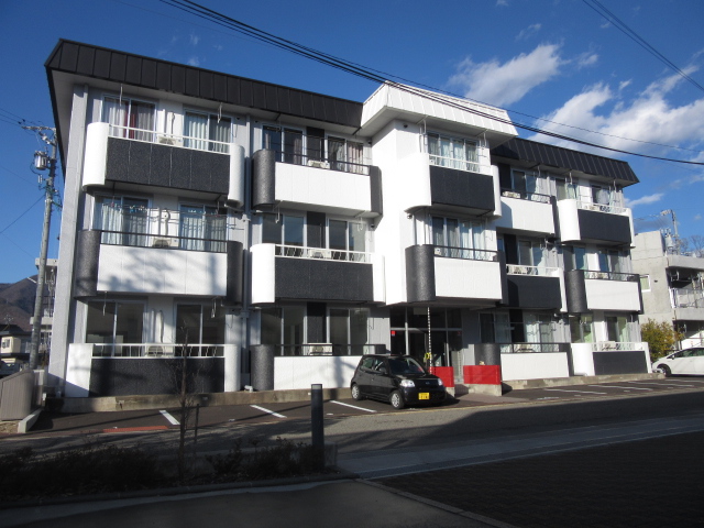 上田市材木町のマンションの建物外観