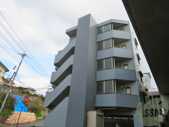 仙台市青葉区荒巻本沢のマンションの建物外観