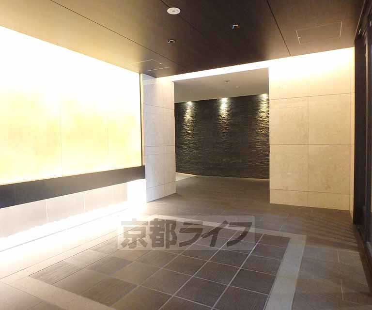 【京都市下京区天使突抜１丁目のマンションのロビー】