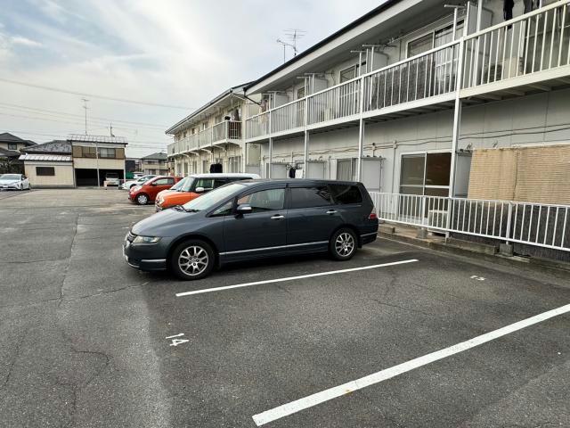 【高浜市神明町のアパートの駐車場】