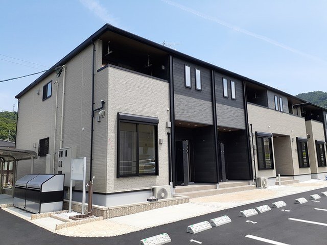 【小田郡矢掛町矢掛のアパートの建物外観】