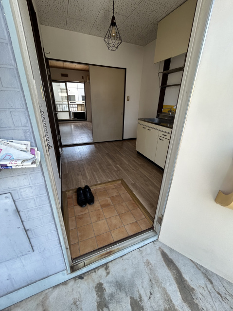 【岡山市北区岡町のアパートの玄関】