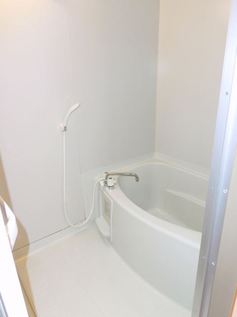 バス・シャワールーム　バスルームもゆったりサイズ。