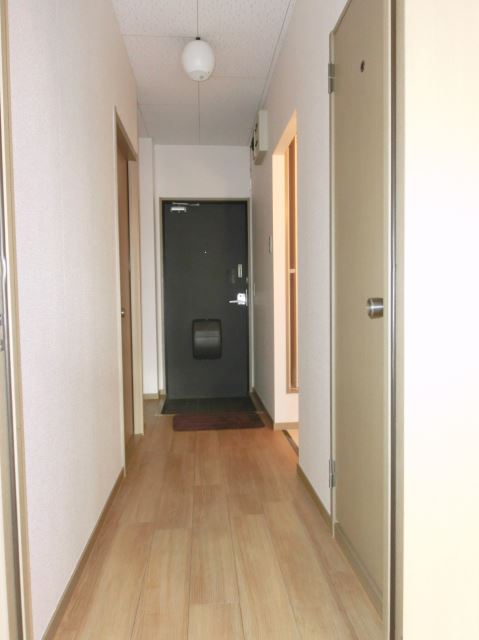 玄関　玄関はフラットですね。