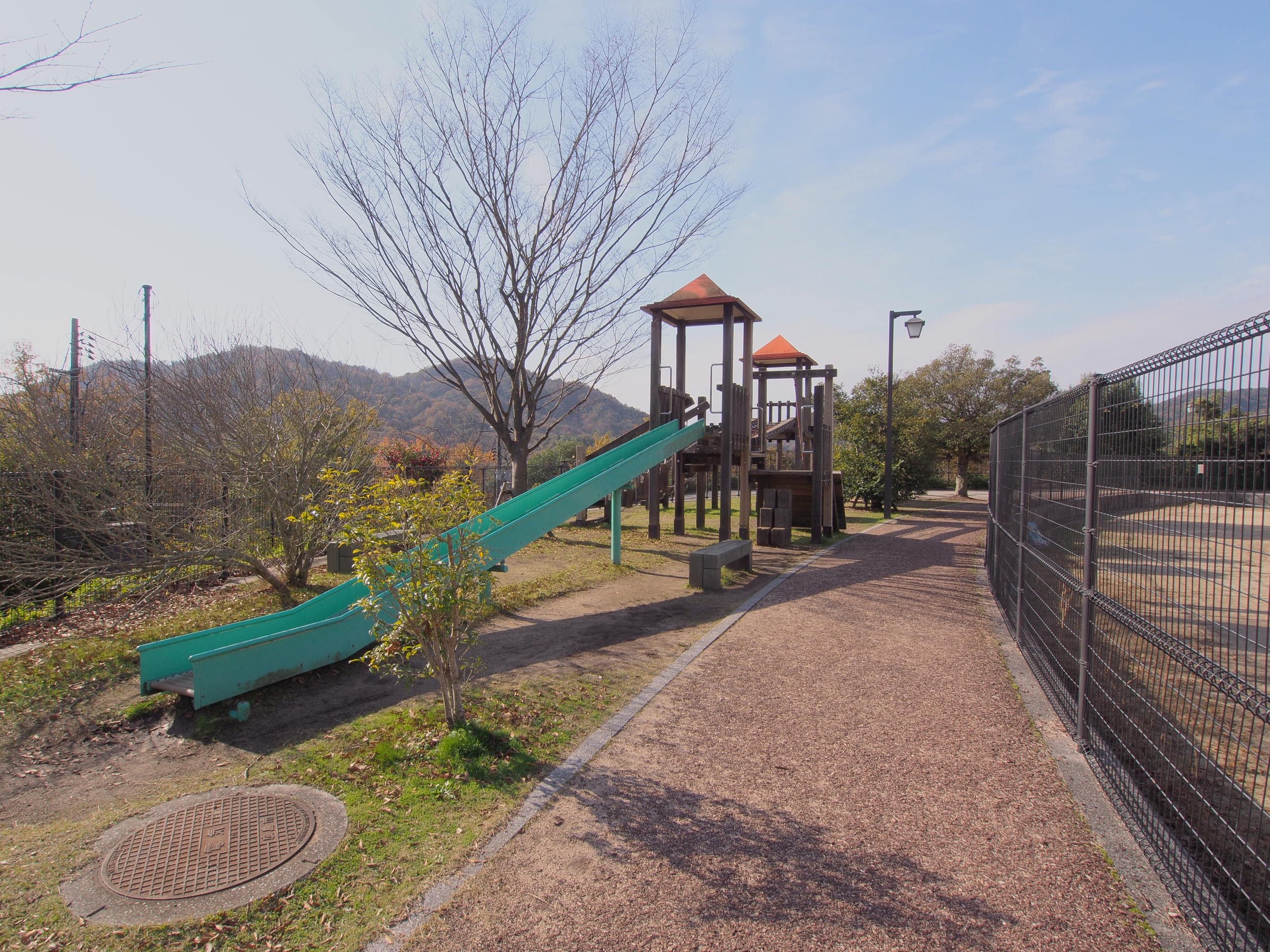 【広島市安芸区中野のマンションの公園】