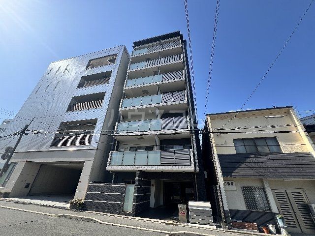 京都市中京区西ノ京上合町のマンションの建物外観