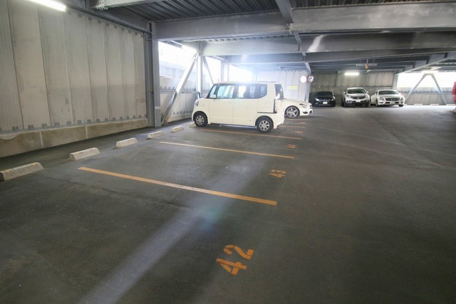 【那覇市おもろまちのマンションの駐車場】