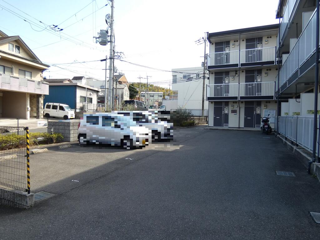 【茨木市豊川のマンションの駐車場】