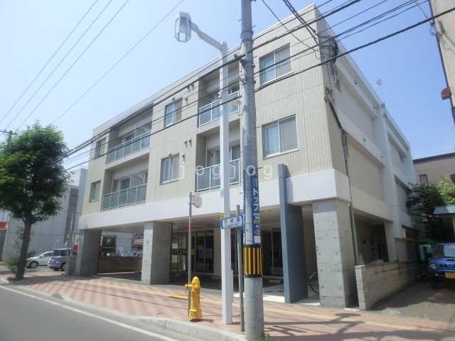 札幌市南区澄川三条のマンションの建物外観