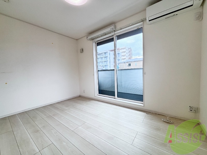 居室・リビング　陽当たりが良く、広々として過ごしやすそうです。