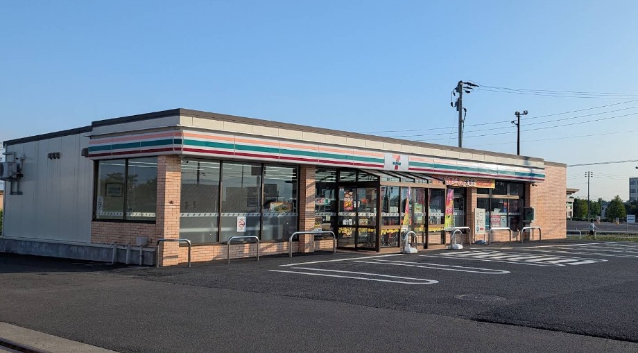 コンビニ　セブンイレブン 弘前小比内5丁目店（コンビニ）まで777m