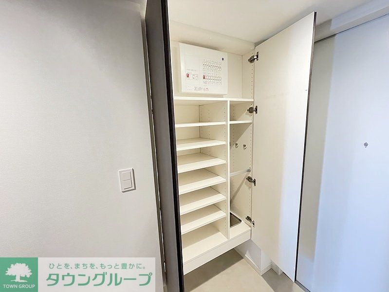 玄関　お問合せは(株)タウンハウジングレジデンス事業部　赤坂店・…