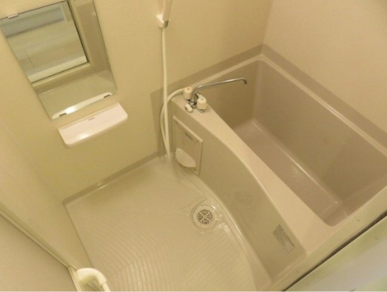 バス・シャワールーム　コンパクトで使いやすいお風呂です