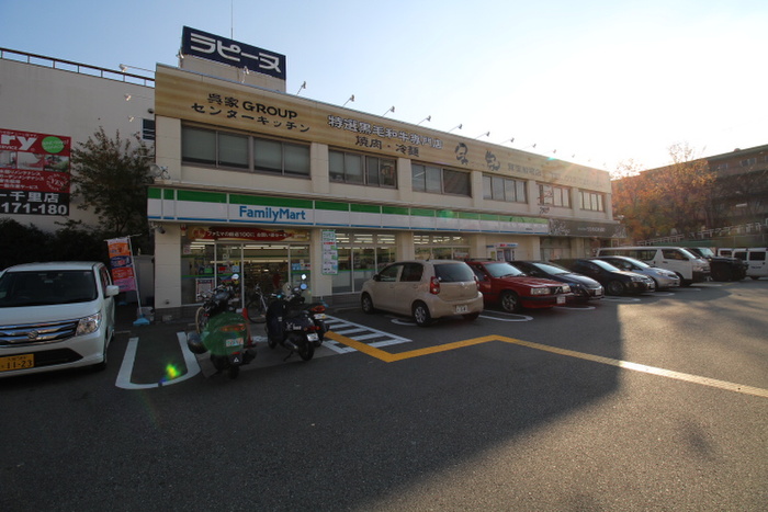 コンビニ　ファミリーマート（コンビニ）まで400m