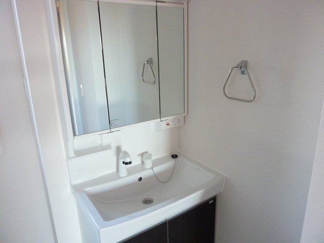 洗面設備　三面鏡洗面台