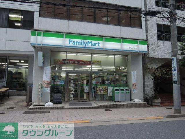 コンビニ　ファミリーマート麹町二丁目店（コンビニ）まで124m