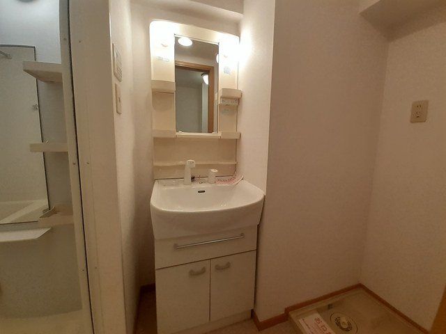 洗面設備　明るい洗面所です