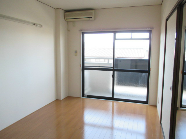 居室・リビング　写真は別号室です