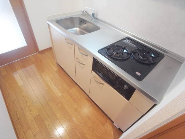 キッチン　２口コンロ　グリル　広めのシンクとキッチン設備充実