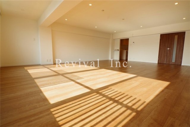 居室・リビング　30帖以上の広々としたお部屋でございます