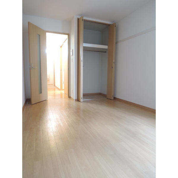 居室・リビング　明るい色合いの床材を使用した居室