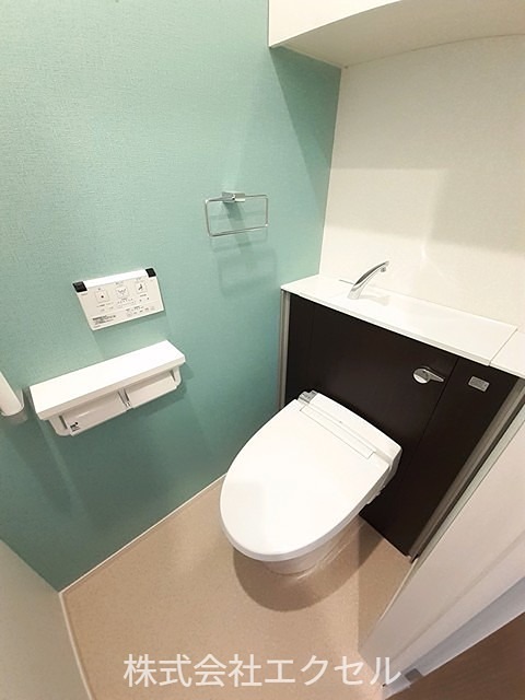 トイレ　温水洗浄便座です。