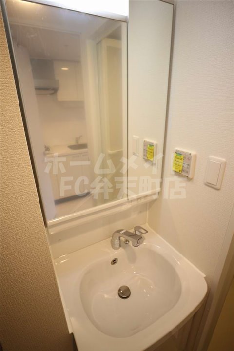 洗面設備　ゆったりとスペースのある洗面所