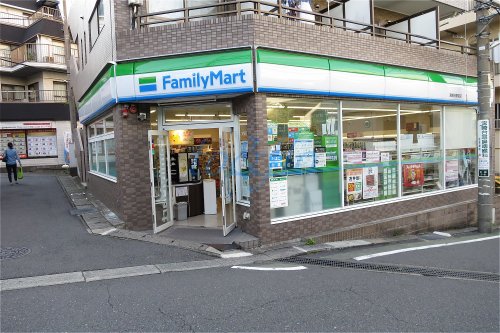 コンビニ　ファミリーマート宮崎台駅前店（コンビニ）まで750m