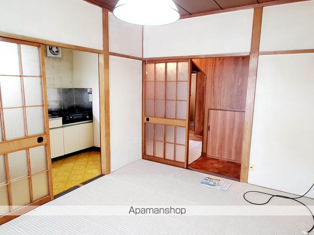 阿部睦町貸家の居間写真