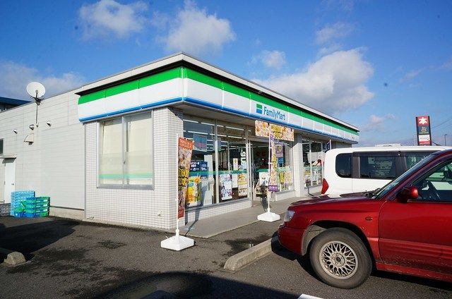 コンビニ　ファミリーマート（コンビニ）まで700m