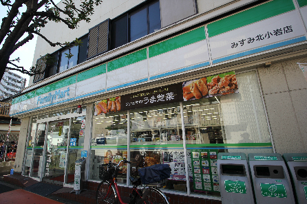 コンビニ　ファミリーマート（コンビニ）まで615m