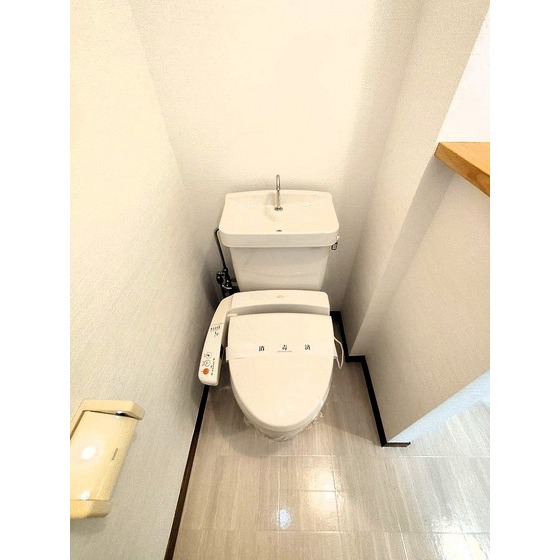 トイレ　温水洗浄機能付き便座