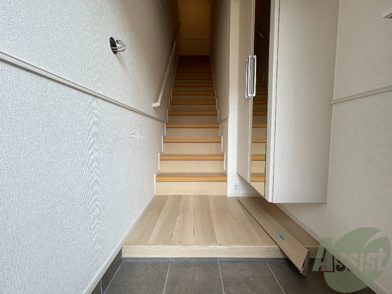 玄関　画像は同タイプのお部屋写真を使用しております。