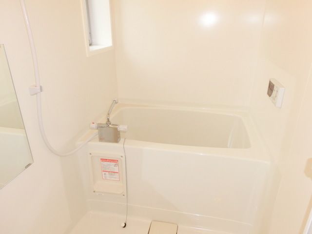 バス・シャワールーム　★窓付き・浴室乾燥機付きのお風呂です★
