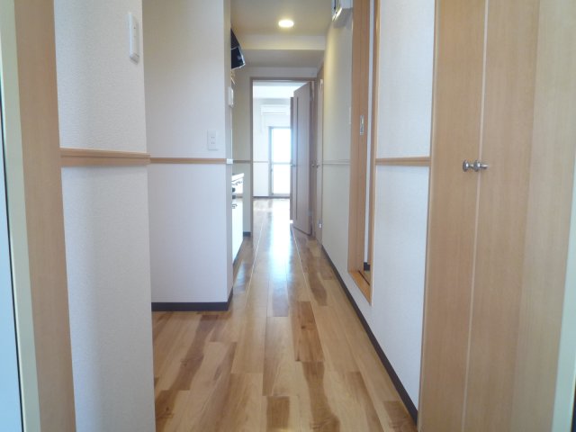 玄関　※別部屋のお写真で、現況優先と致します。