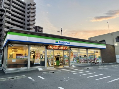 コンビニ　ファミリーマート 中川富川町店（コンビニ）まで685m