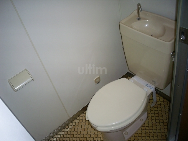 トイレ　違うお部屋の写真です。ご参考までに