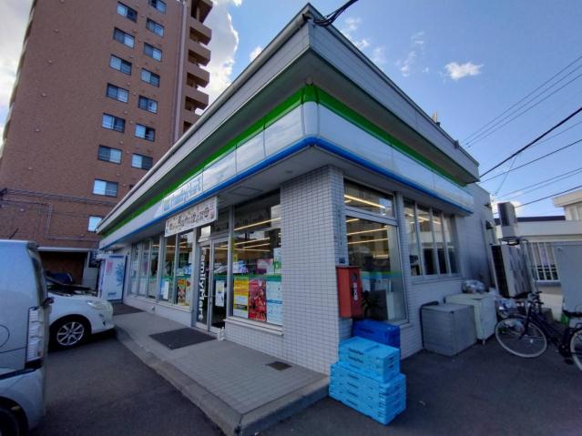 コンビニ　ファミリーマート（コンビニ）まで501m