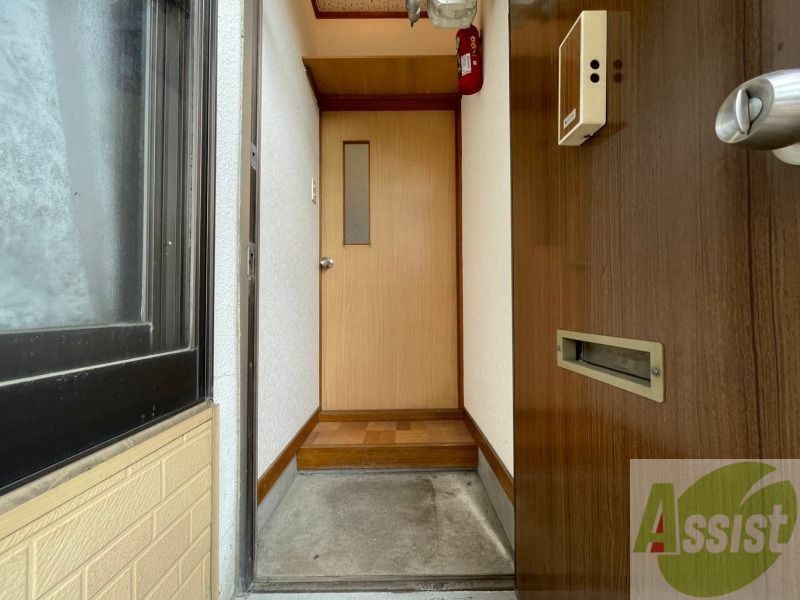 玄関　玄関です。すぐ広いリビングにつながっています。