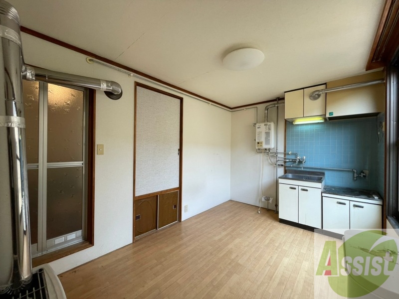 居室・リビング　７帖の洋室です。広々として、きれいですね。