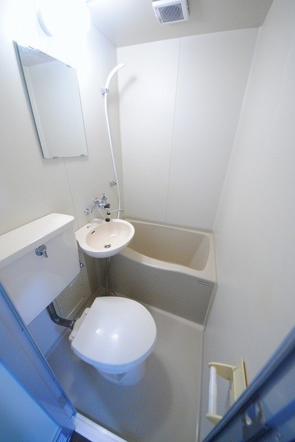 バス・シャワールーム　写真は３０３号室