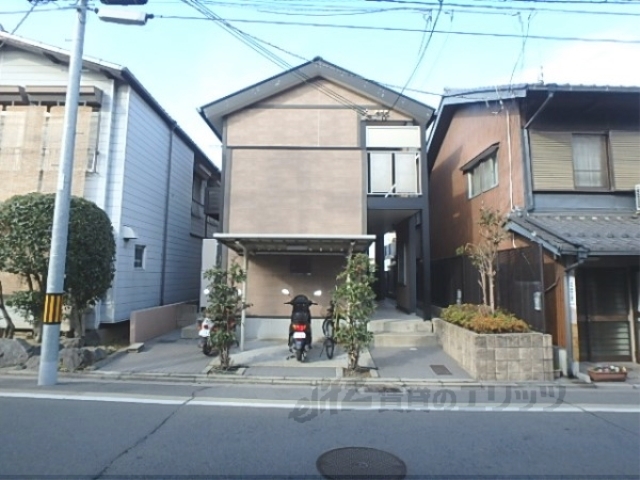 京都市伏見区深草藤森玄蕃町のアパートの建物外観